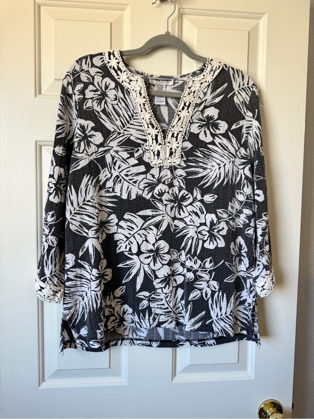 3/$15. Cathy Daniels Black & White Floral Crochet-Trim Tunic Top